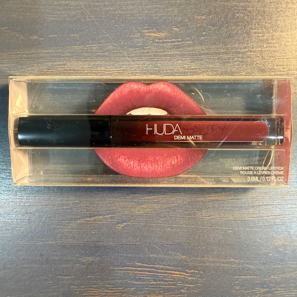 HUDA BEAUTY Demi Matte Liquid Lipstick — Bawse